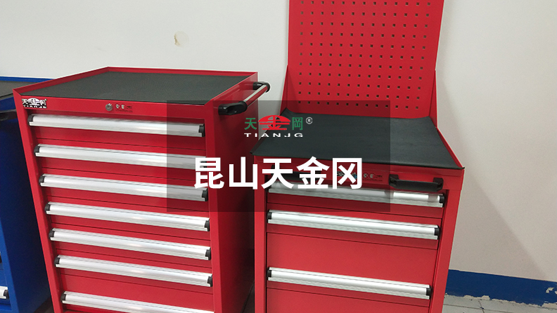 天金岡工具柜公司旗下車間工具柜抽屜導(dǎo)軌采用專利導(dǎo)軌設(shè)計(jì)，并配合機(jī)械軸承滑動(dòng)！